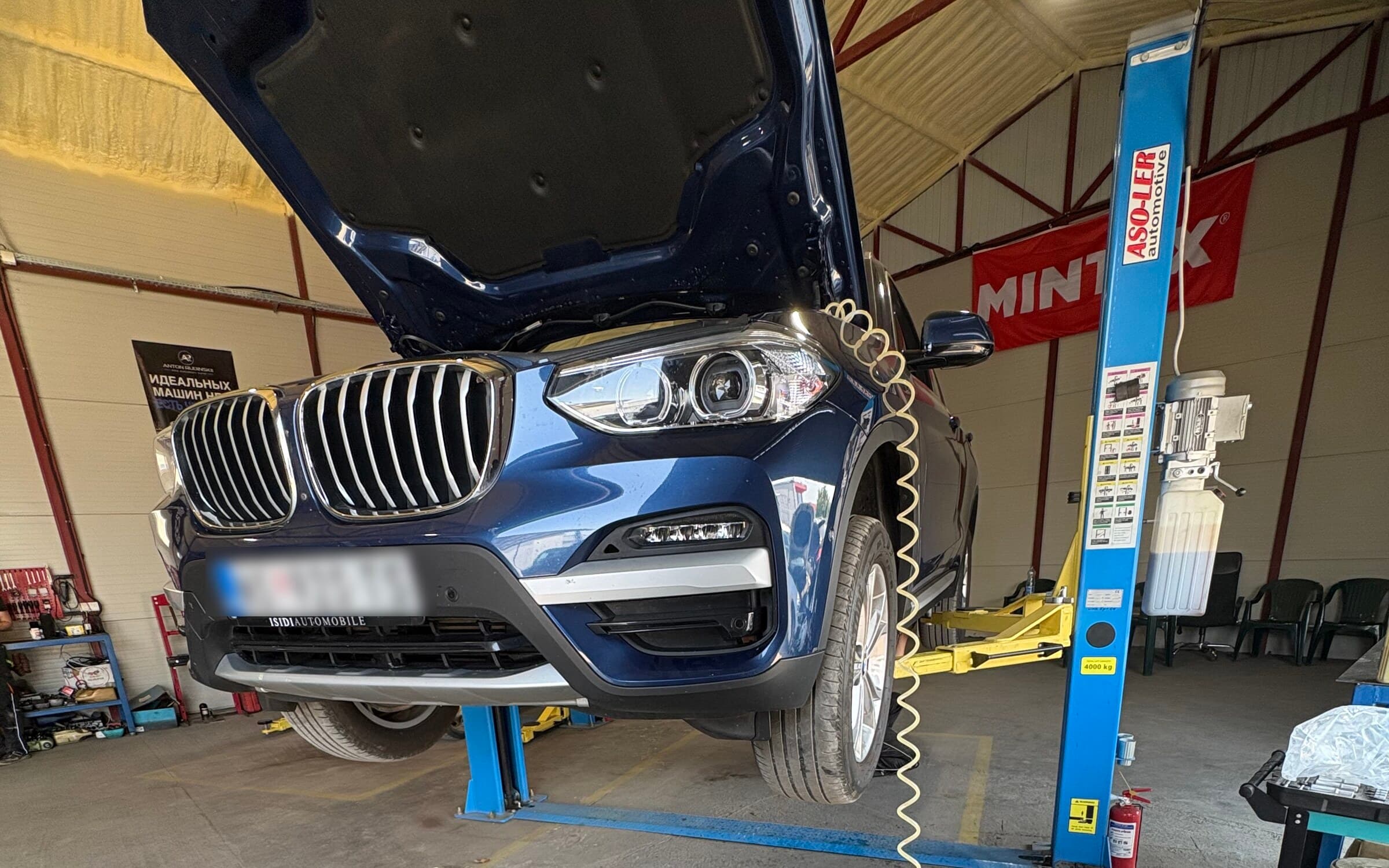 Автомобиль на подъёмнике и установка для замены тормозной жидкости