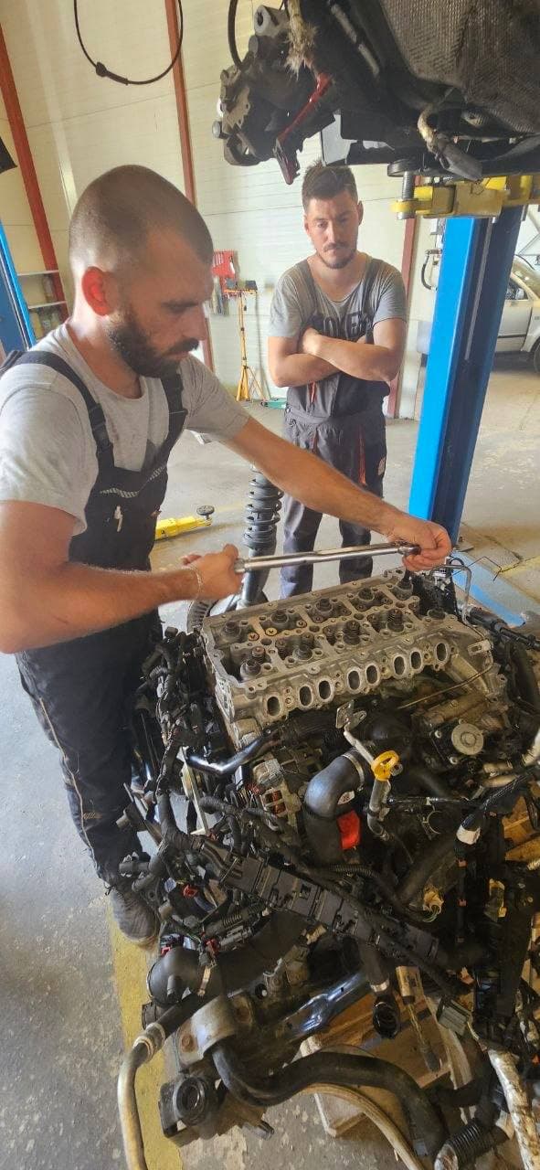 Мастера JUST SERVICE за ремонтом двигателя Jaguar F-Pace