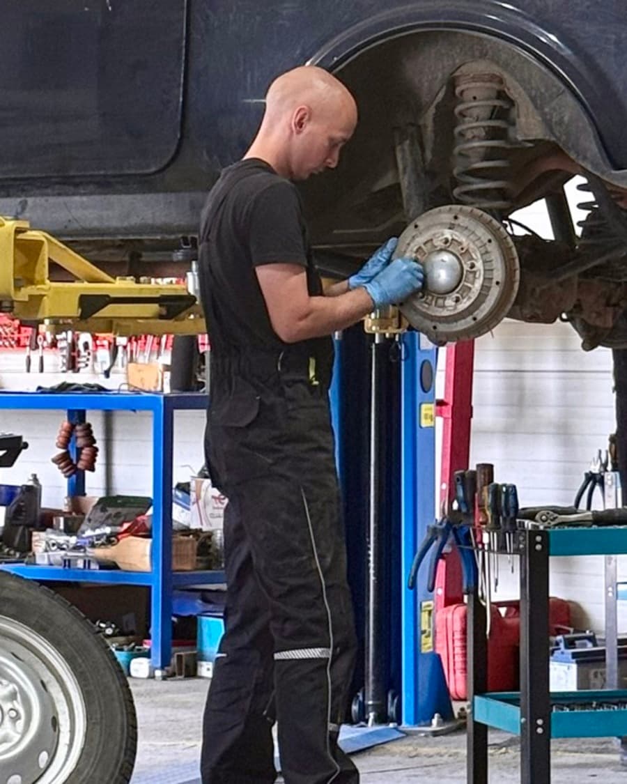 Андрей снимает тормозной барабан на подъёмнике