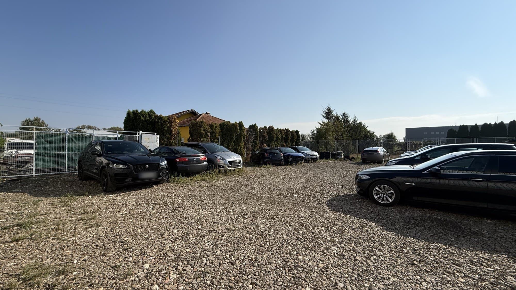 Огороженная парковка с автомобилями на хранении