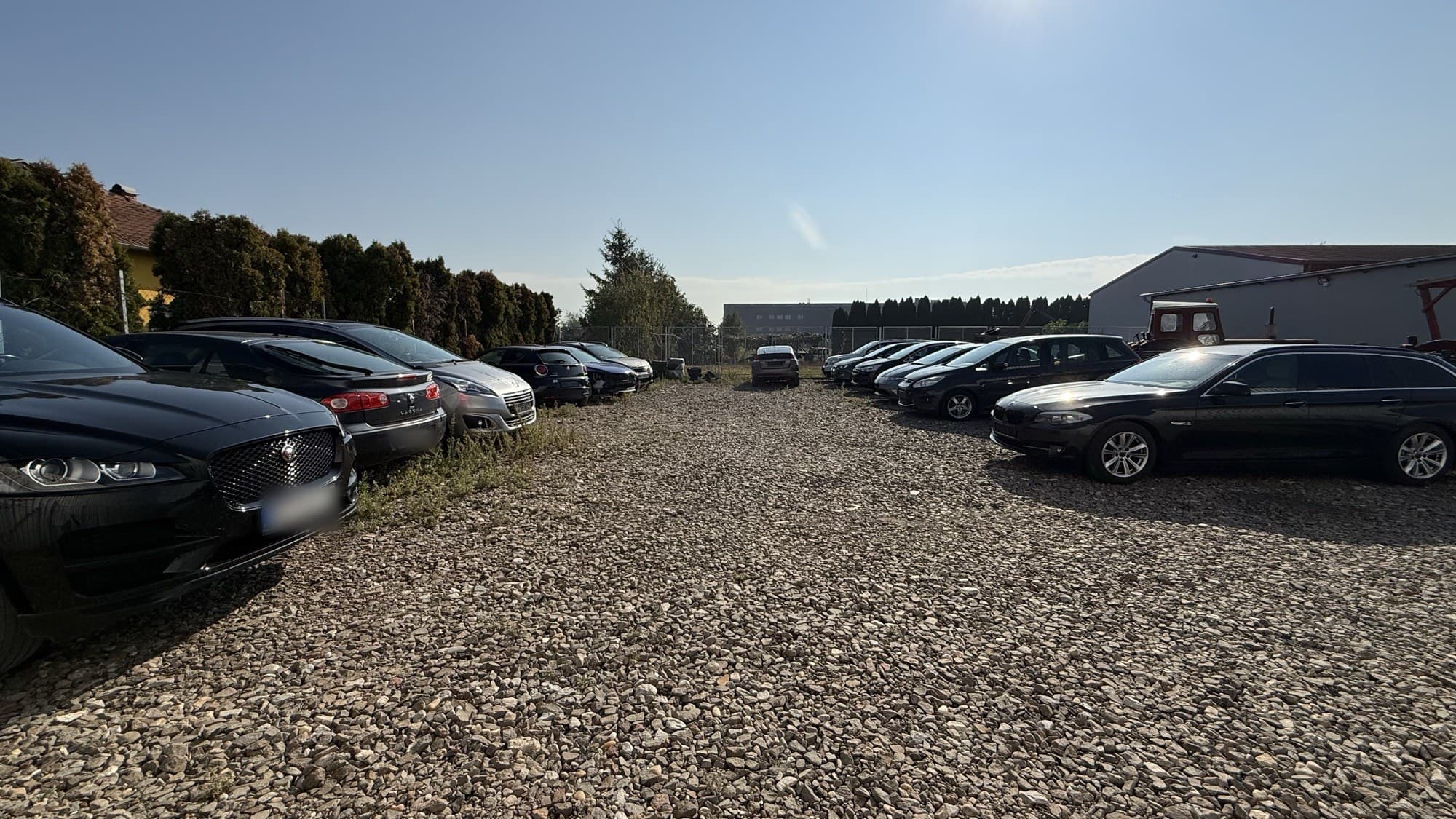 Автомобили на парковке для хранения при автосервисе Just Service